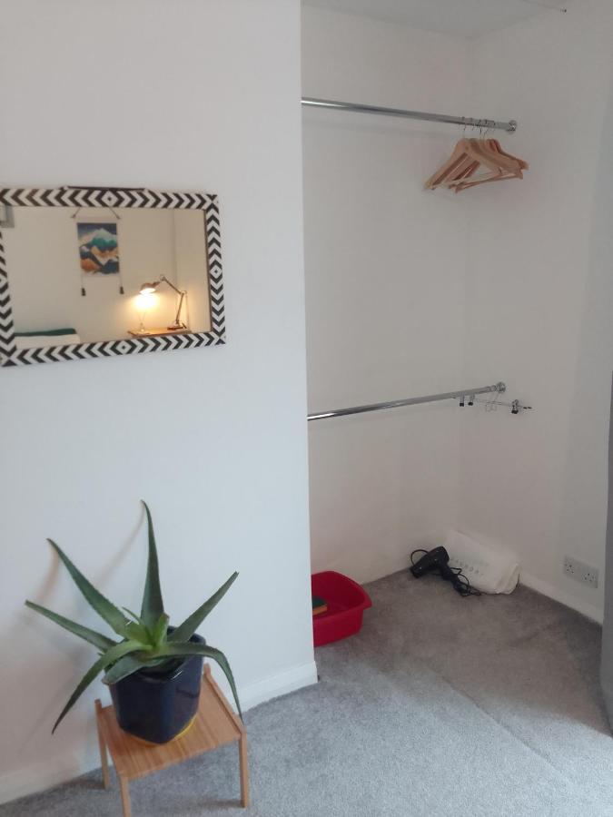Beech House 20 Minute Walk To Airport