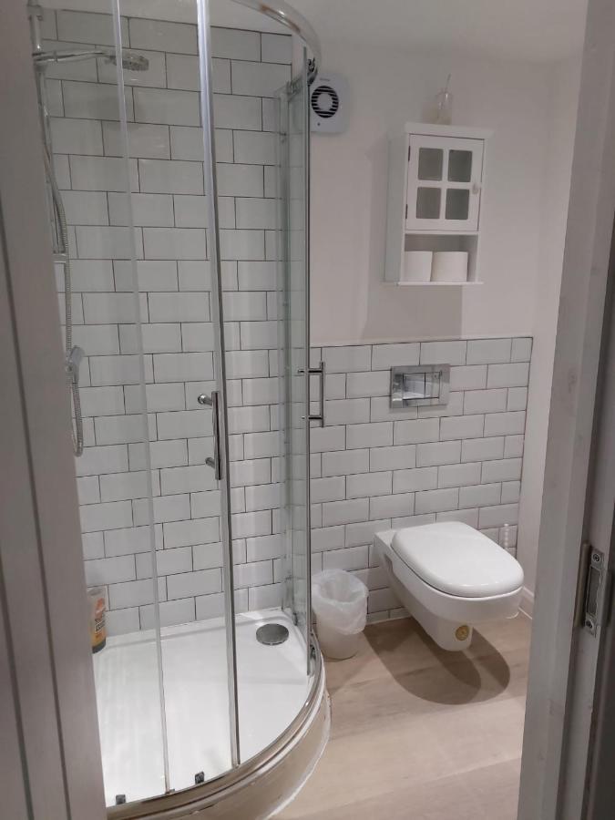 Beech House 20 Minute Walk To Airport Kwatera prywatna