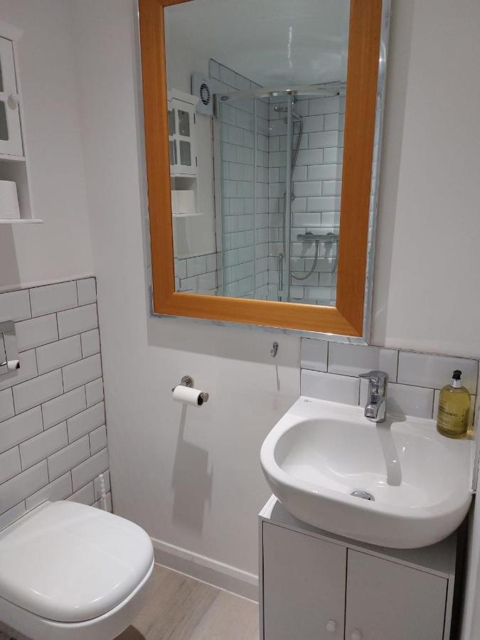 Beech House 20 Minute Walk To Airport *
